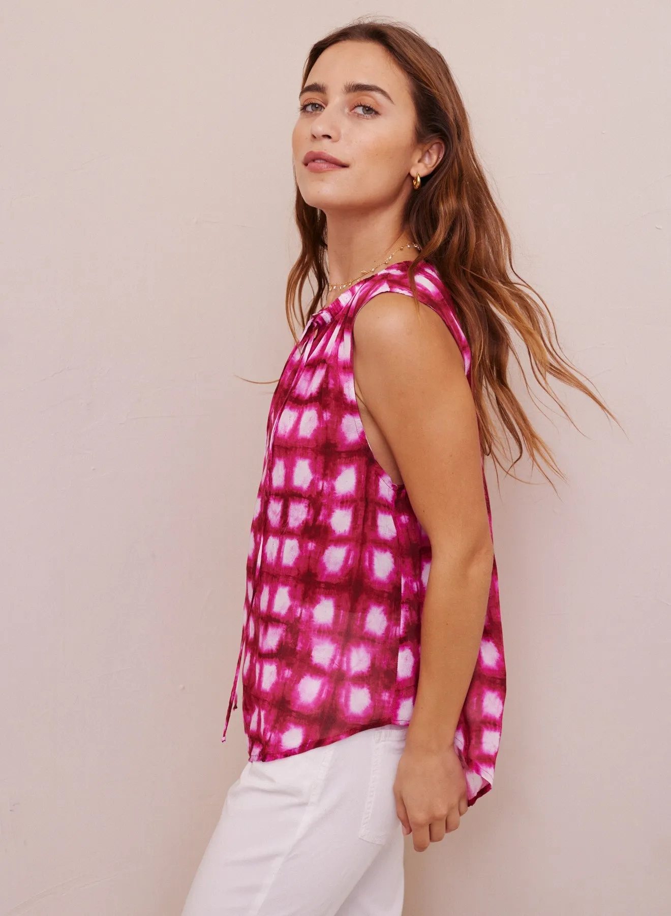 Sleeveless Shirred Neck Pullover - Rosado Shibori Print